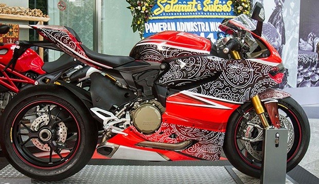 Corak batik motor Ducati sebagai Ciri khas Bangsa