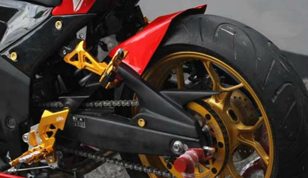 Memasang Kondom Swing Arm Custom Yamaha YZF-R25 Dijamin Lebih Keren