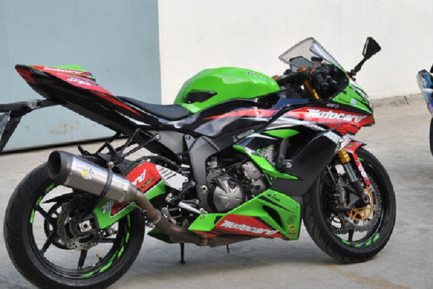 Duet Moge Kawasaki ZX Tampil Bagaikan Pembalap Superbike