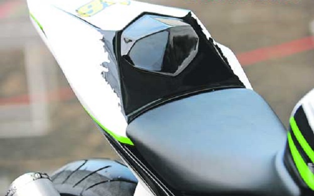 Modifikasi Yamaha YZF-R25 2015, Tampil Dengan Baju Yamaha YZR-M1