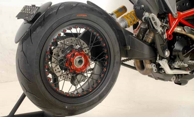 Inilah Penampilan Ducati Hypermotard Menggunakan Pelek Jari-Jari 40 Jutaan