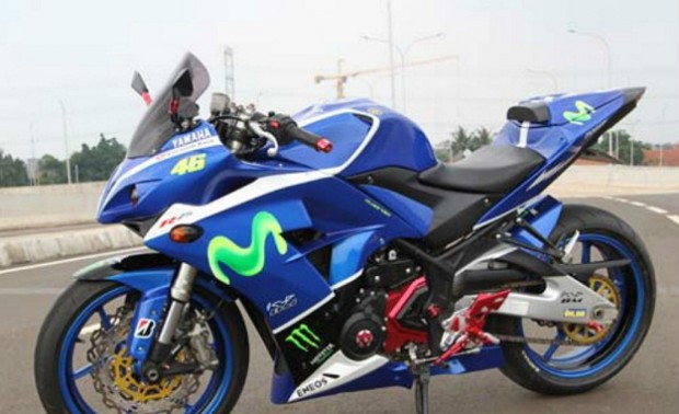  Modifikasi  Yamaha YZF R25  Layaknya Tunggangan Rossi 